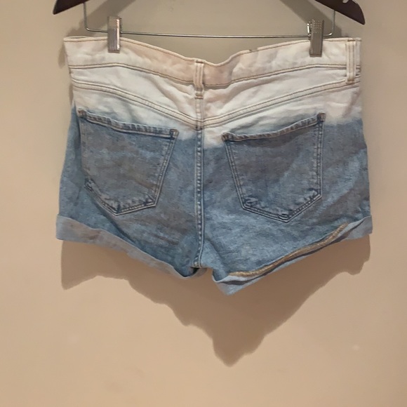 Old navy shorts - Picture 2 of 2